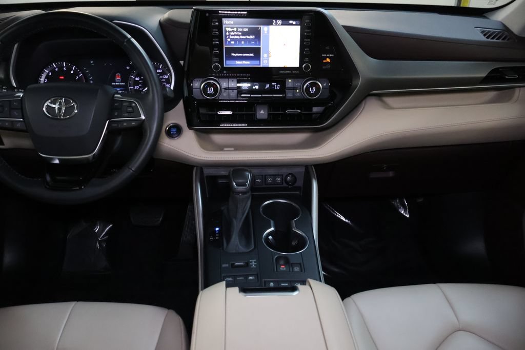 Used 2021 Toyota Highlander XLE AWD/4WD image 19
