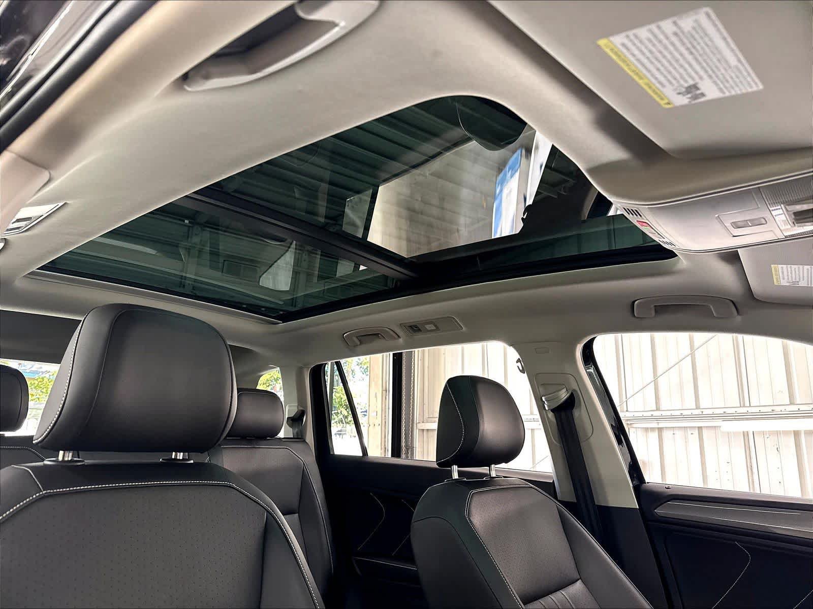 Used 2023 Volkswagen Tiguan SE w/ Panoramic Sunroof Package FWD image 30