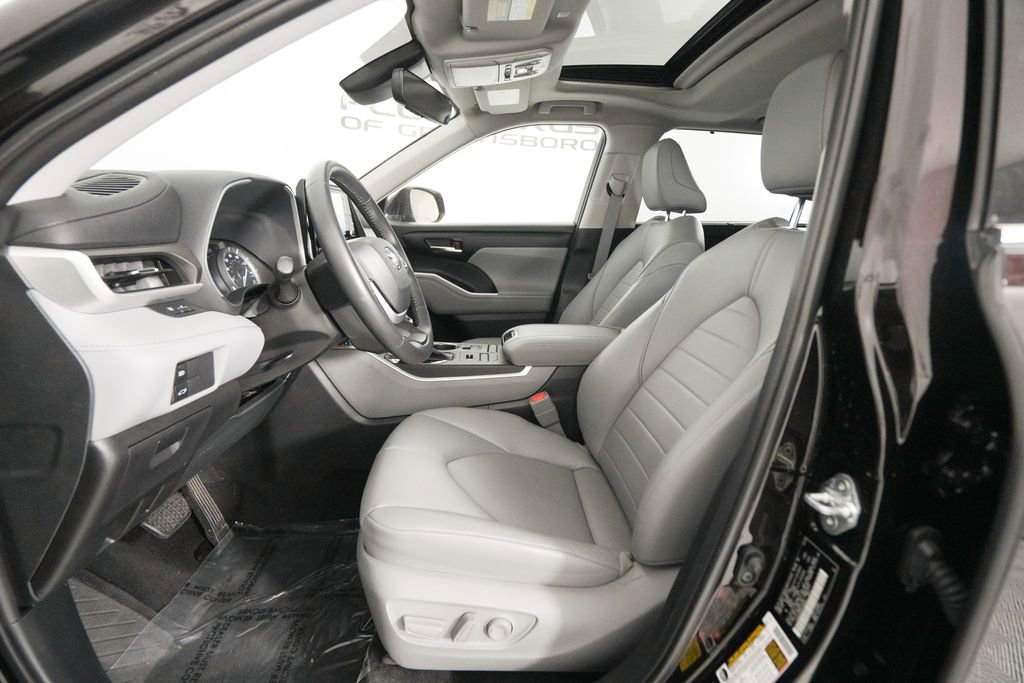 Used 2022 Toyota Highlander XLE AWD/4WD image 9