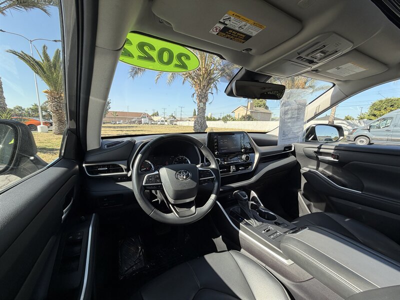 Used 2022 Toyota Highlander XLE AWD/4WD image 32
