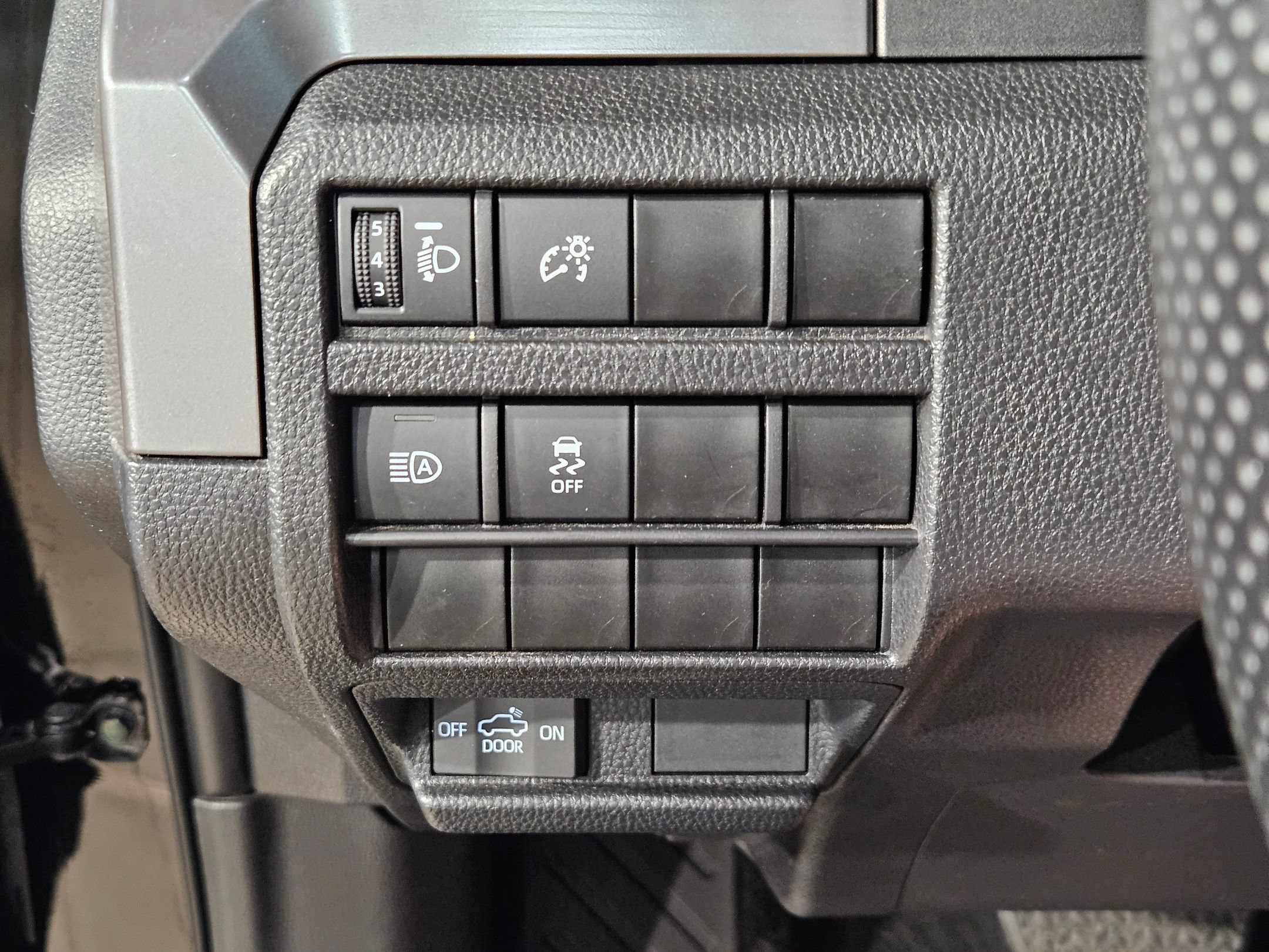 Used 2025 Toyota Tacoma SR5 AWD/4WD image 25