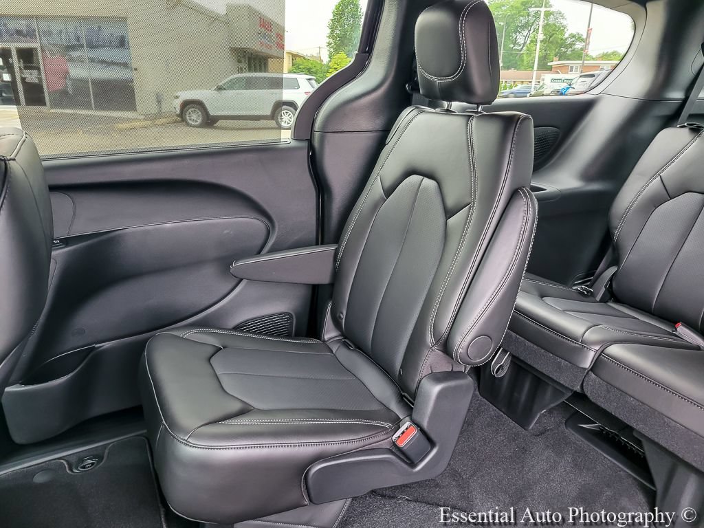 New 2027 Chrysler Pacifica Select w/ Family Tech Group FWD image 18