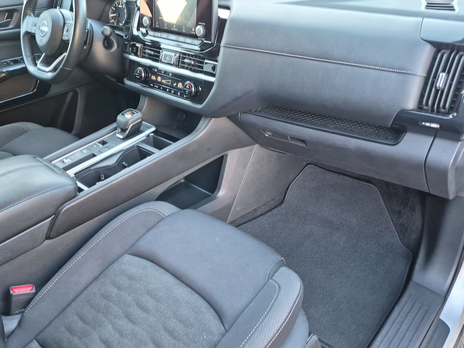 Used 2025 Nissan Pathfinder SV FWD image 20
