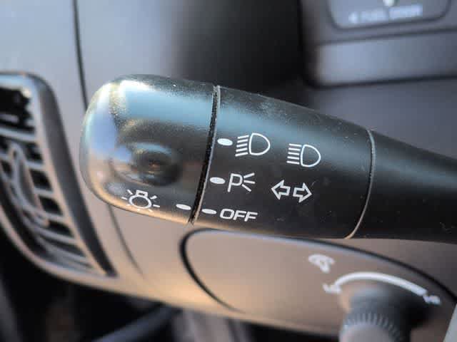 Used 2002 Saturn S-Series SL1 w/ SL1 Option Pkg 1 FWD image 23