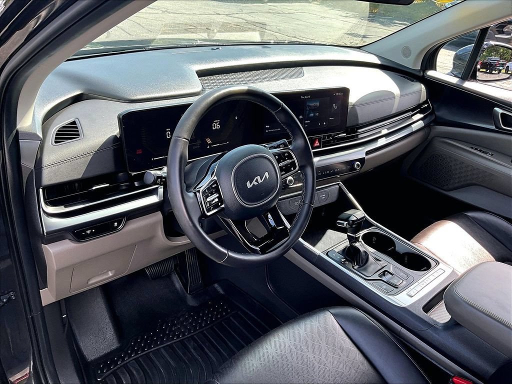 Used 2025 Kia Carnival FWD image 8