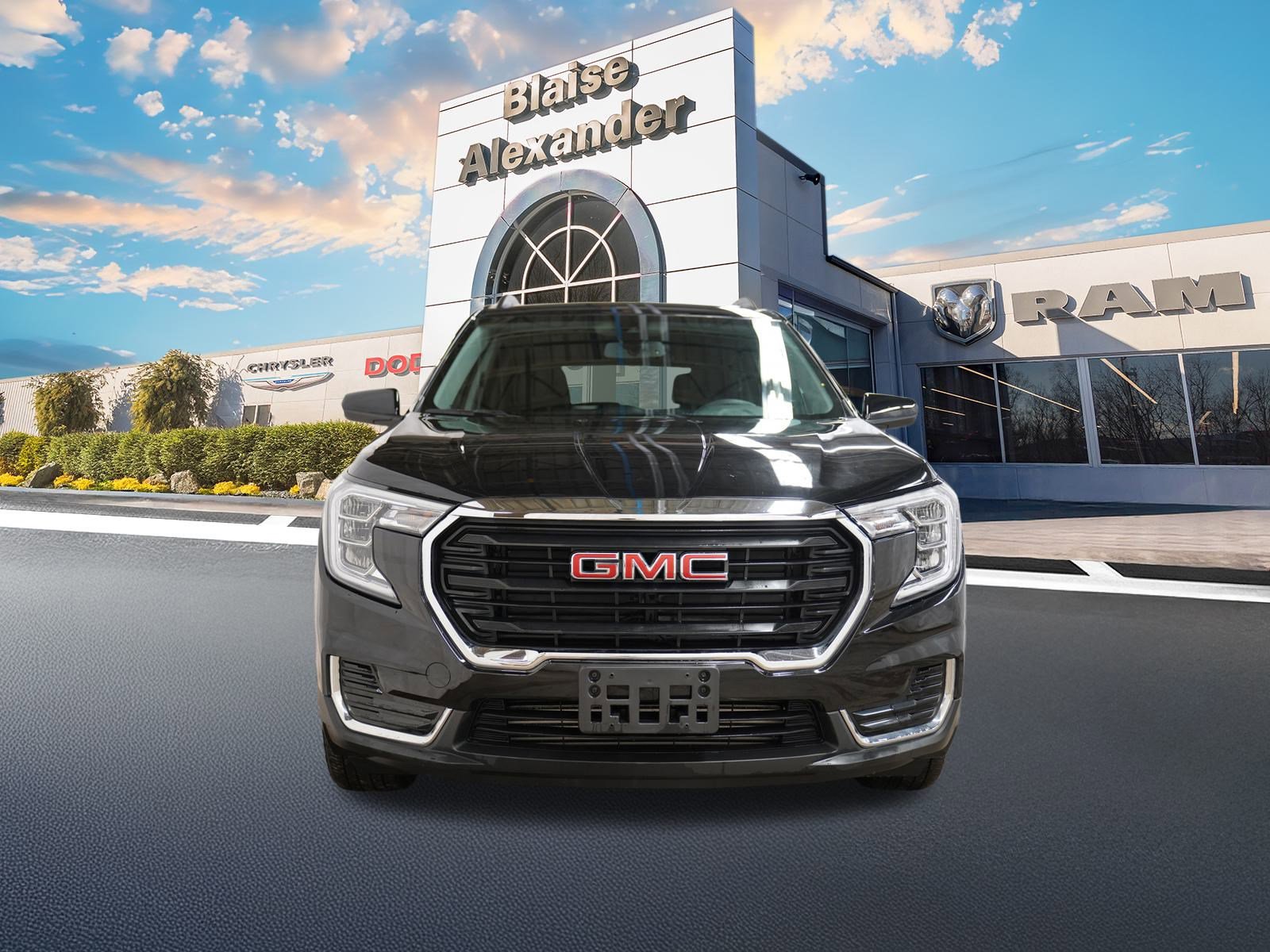 Used 2023 GMC Terrain SLE w/ Driver Convenience Package image 11