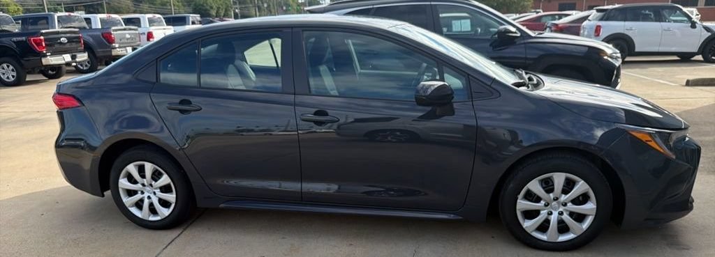 Used 2025 Toyota Corolla LE FWD image 5