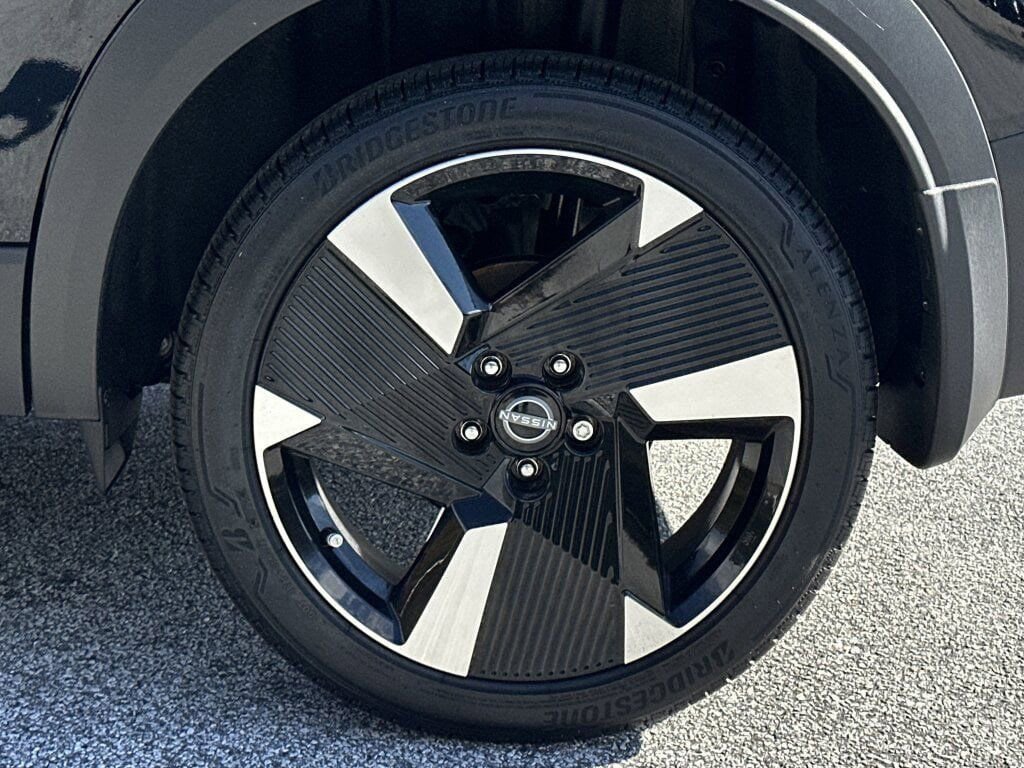 New 2025 Nissan Kicks SR FWD image 24