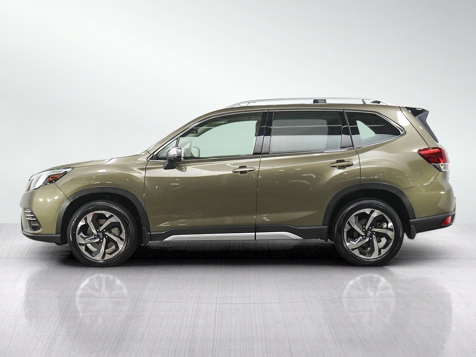 Used 2024 Subaru Forester Touring w/ Pop Package 2 AWD/4WD image 2