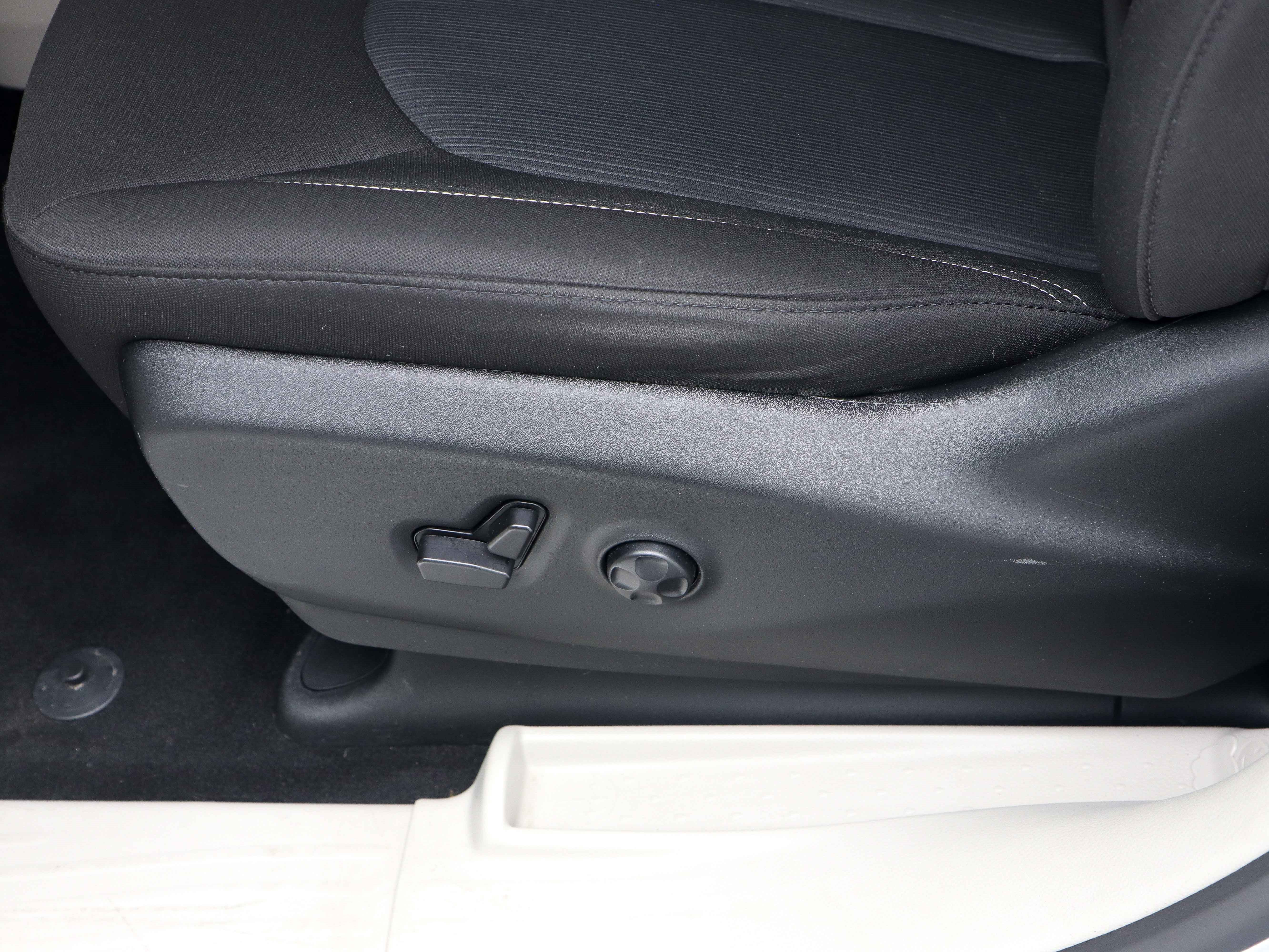 Used 2023 Chrysler Voyager LX FWD image 27