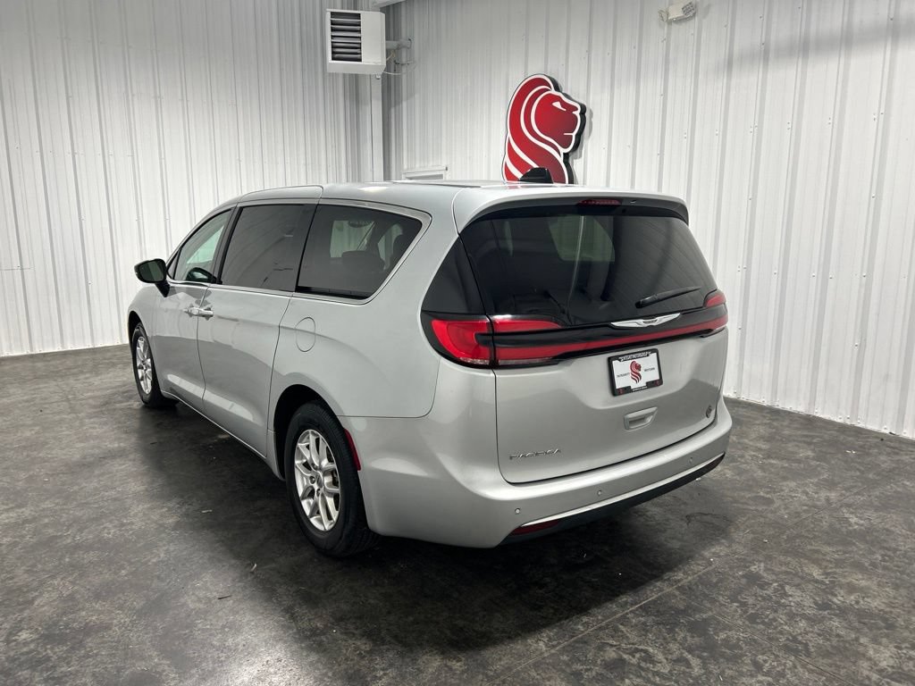 Used 2024 Chrysler Pacifica Touring-L FWD image 2