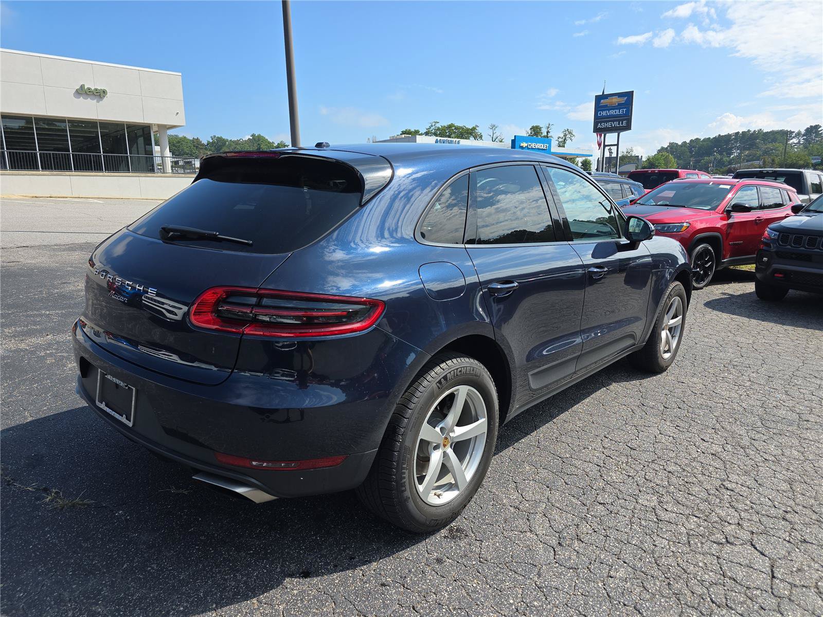 Used 2018 Porsche Macan AWD/4WD image 3
