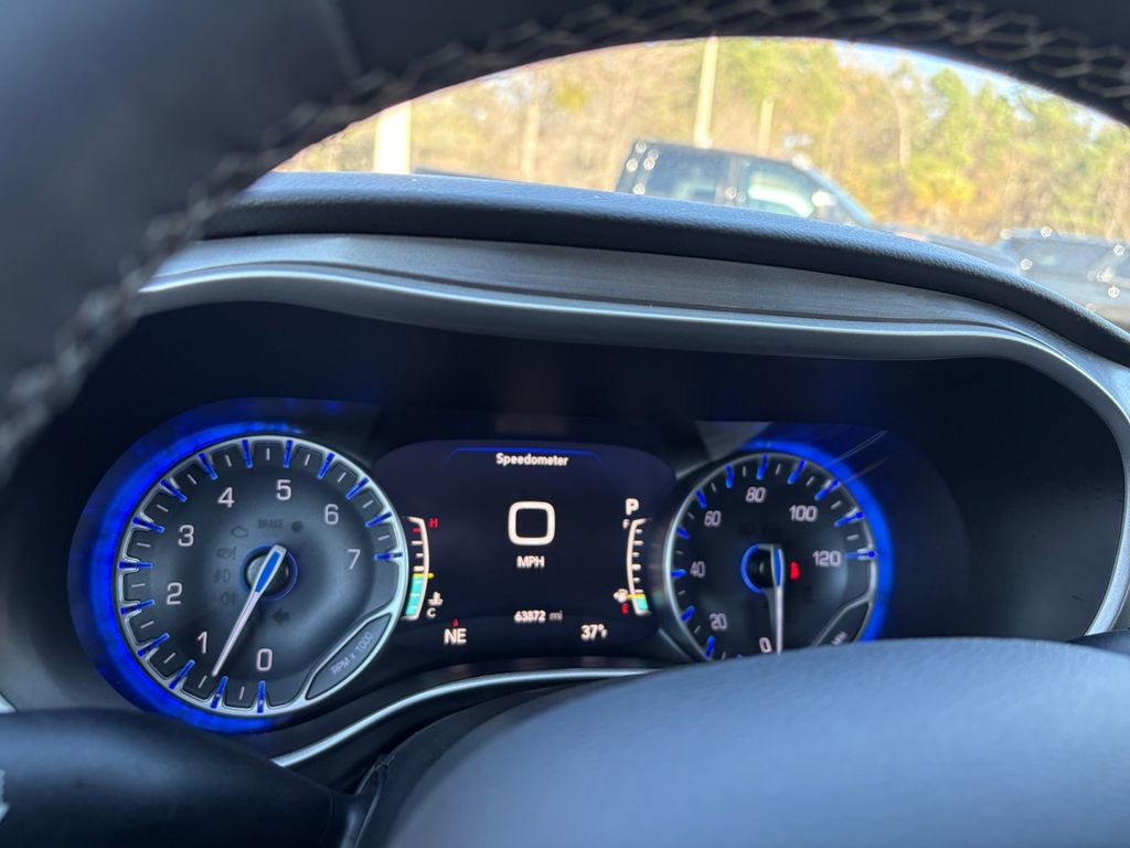 Used 2024 Chrysler Pacifica Touring-L image 16