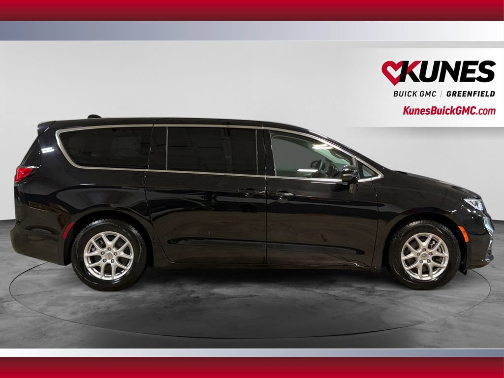 Used 2024 Chrysler Pacifica Touring-L FWD image 12