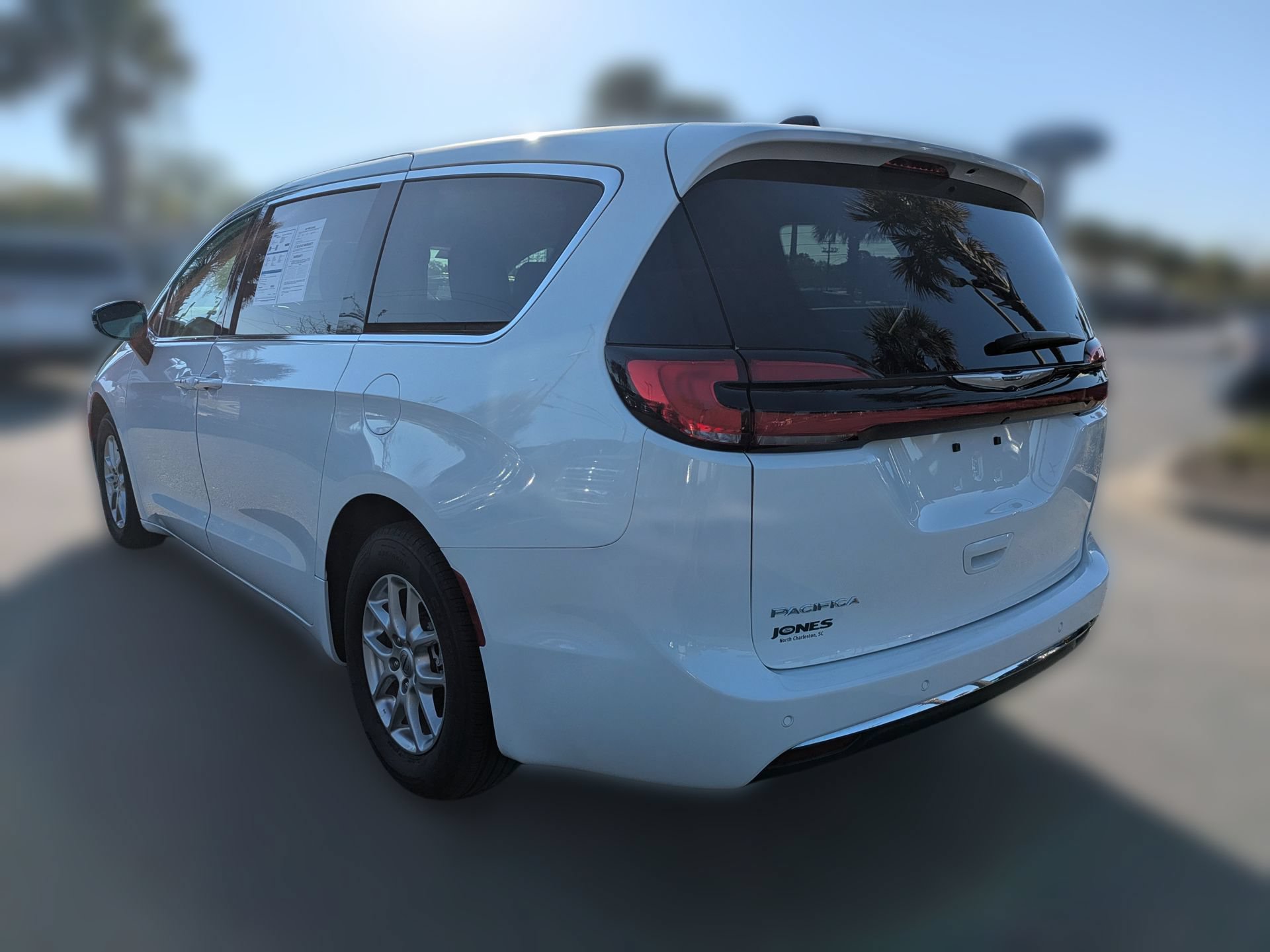 Used 2024 Chrysler Pacifica Touring-L FWD image 7
