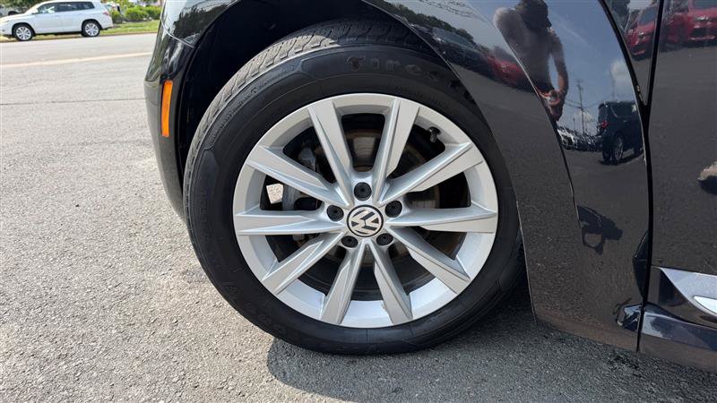 Used 2018 Volkswagen Beetle 2.0T FWD image 16