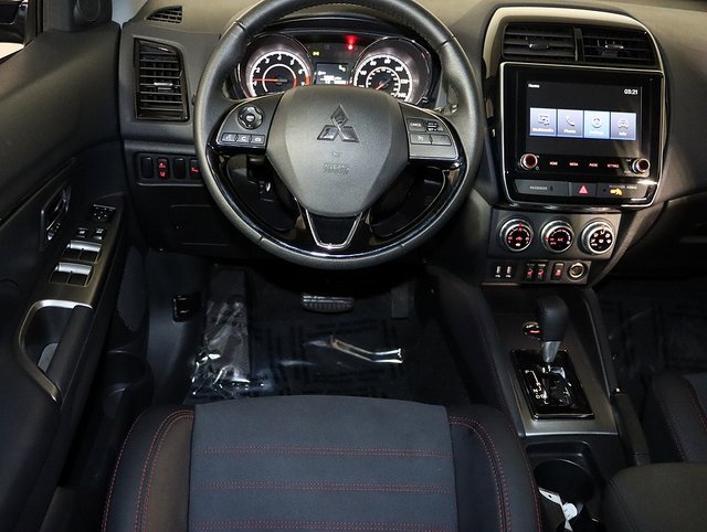 Used 2025 Mitsubishi Outlander Sport SE image 3