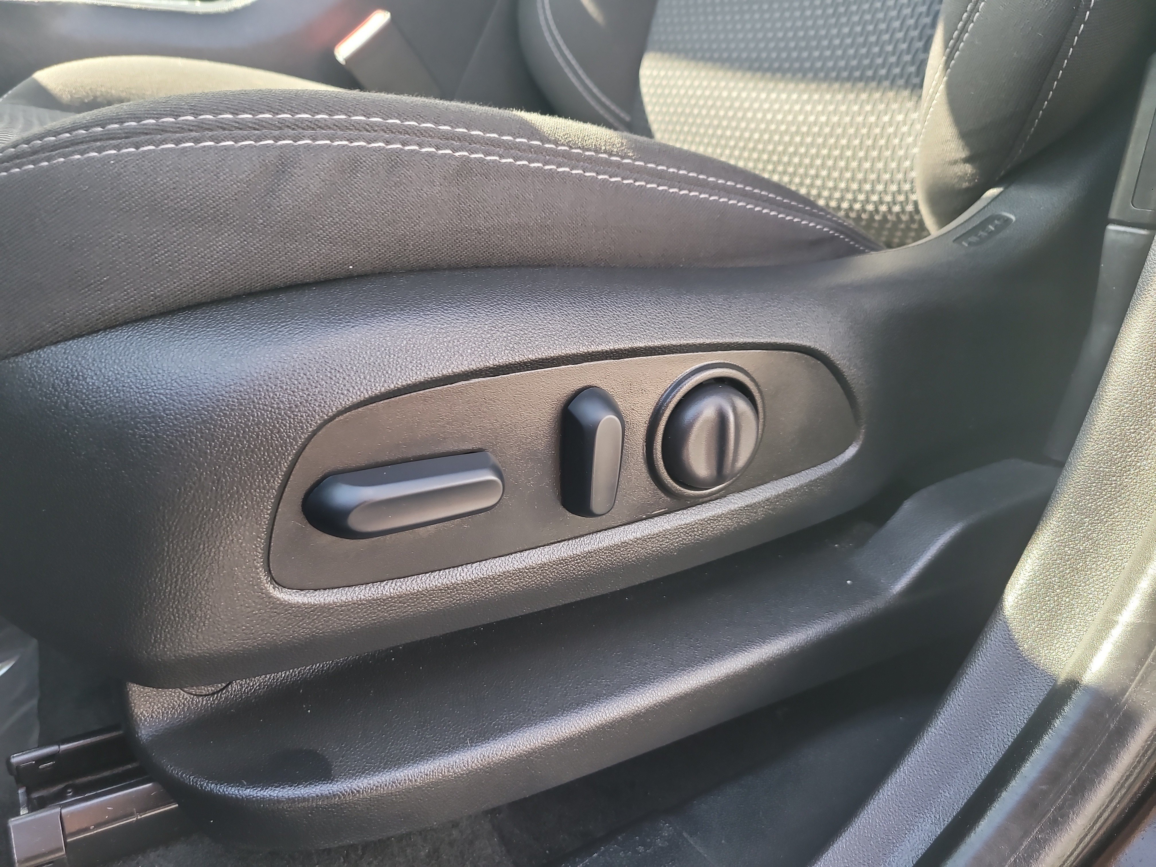 Used 2024 GMC Terrain SLE w/ Driver Convenience Package FWD image 18