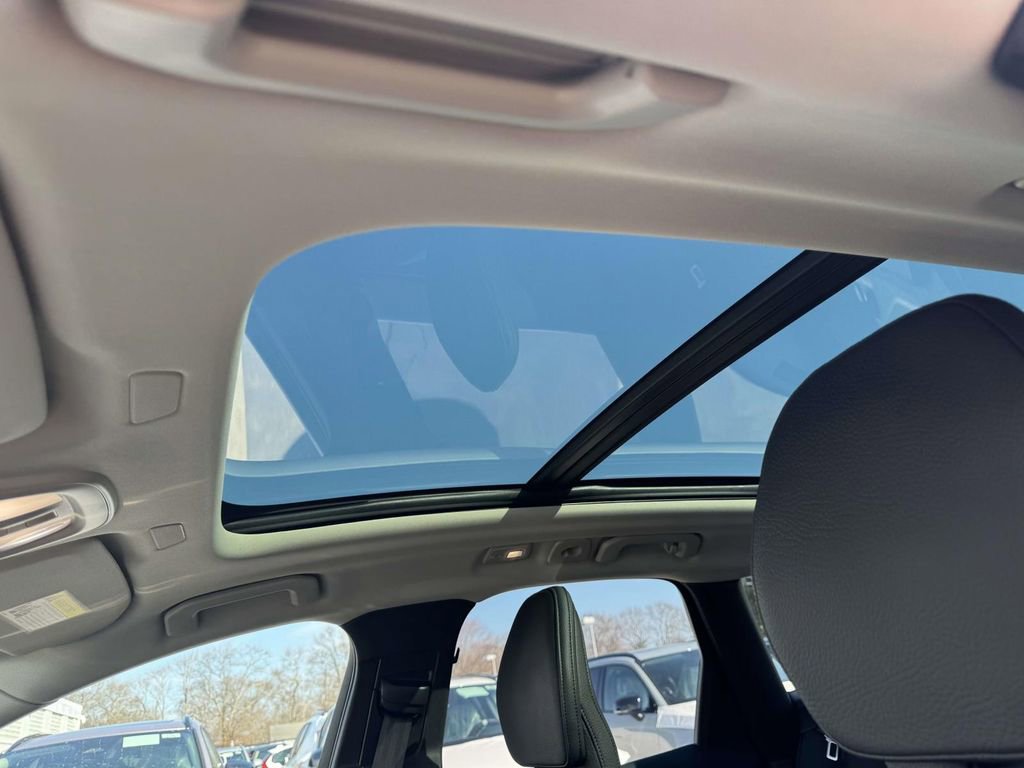 Certified 2023 Volvo XC60 B5 Plus w/ Climate Package image 17
