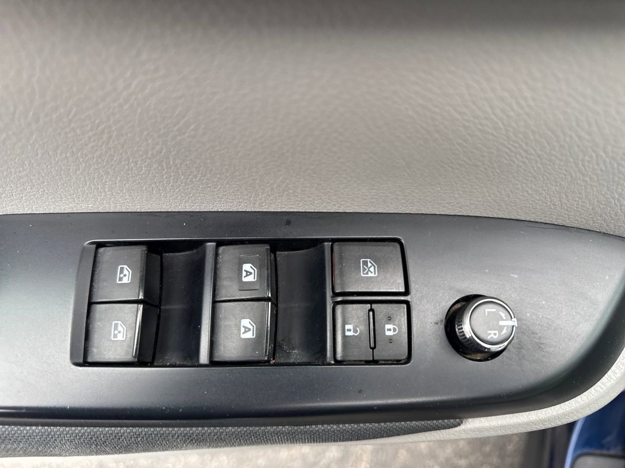 Used 2015 Toyota Highlander LE AWD/4WD image 14
