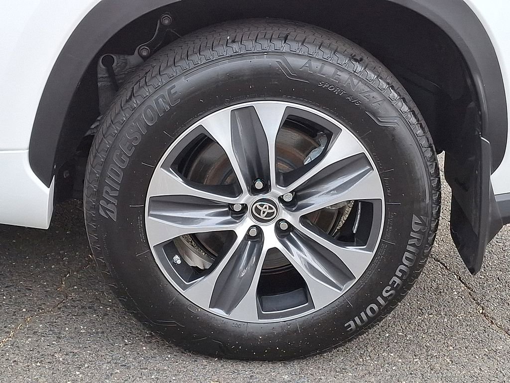 Used 2024 Toyota Highlander XLE image 8