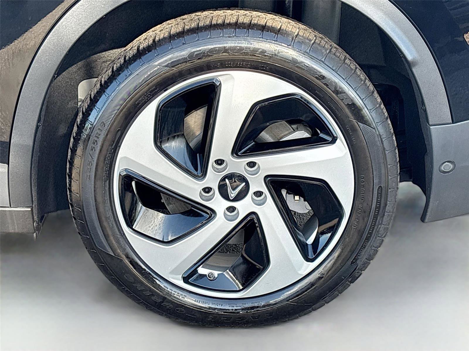 New 2025 VinFast VF 8 Eco image 31