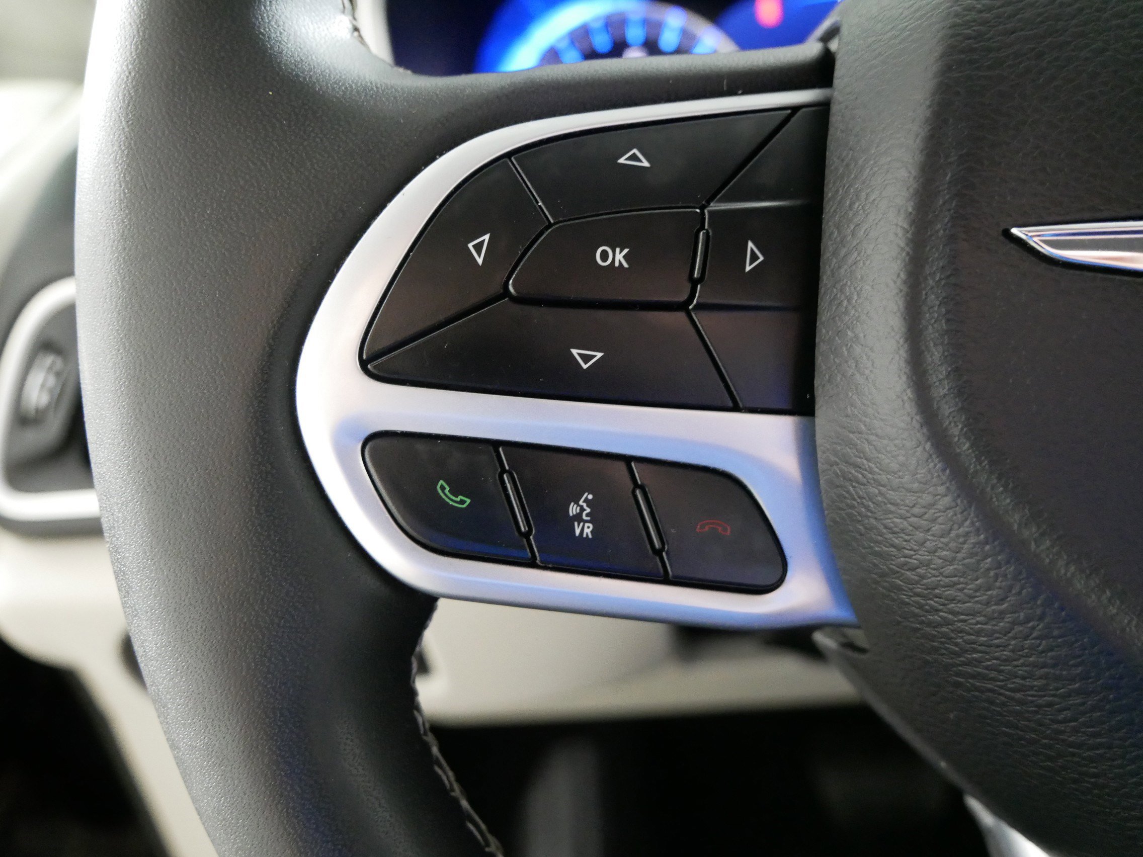 Used 2024 Chrysler Pacifica Touring-L image 27