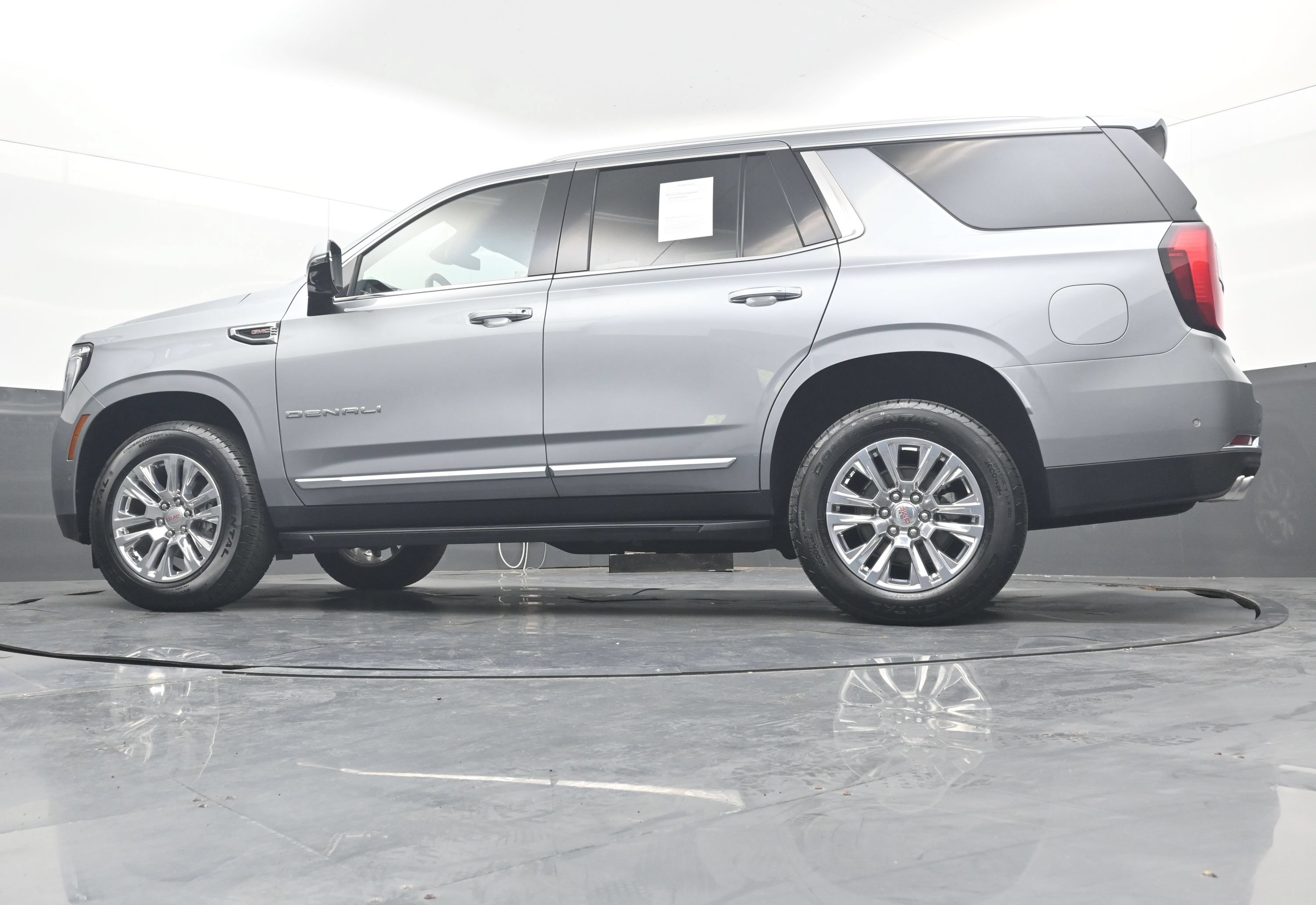 Used 2025 GMC Yukon Denali RWD image 33