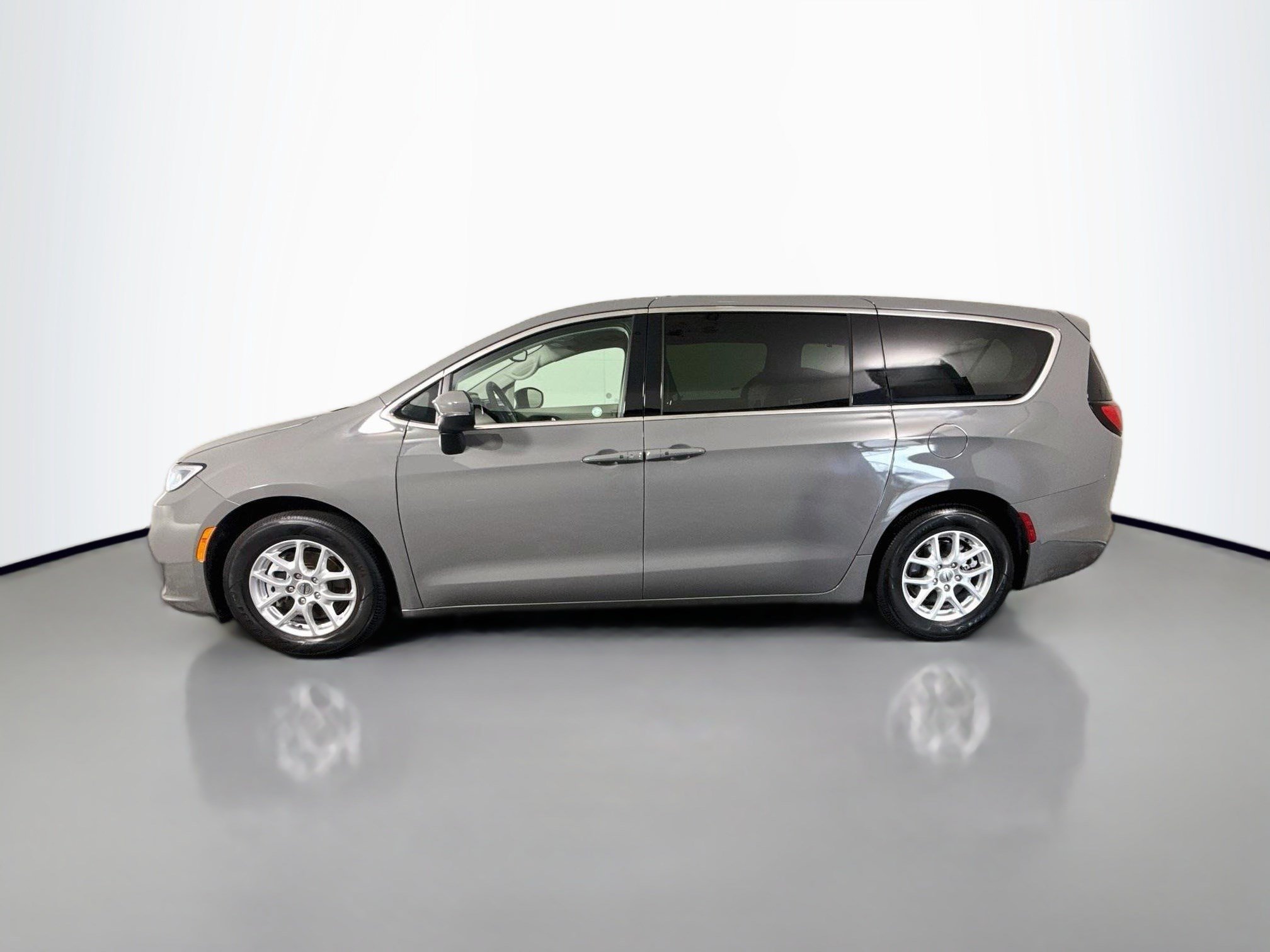 Used 2023 Chrysler Pacifica Touring-L FWD image 6