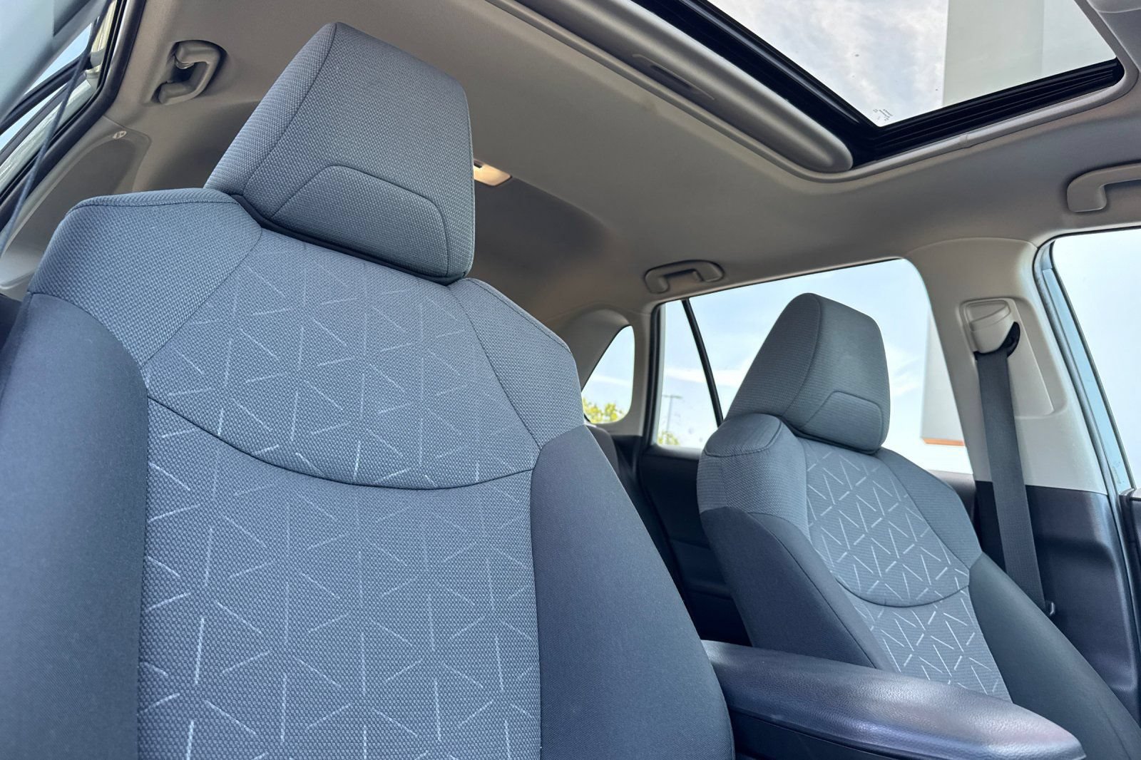 Used 2022 Toyota RAV4 XLE w/ Convenience Package AWD/4WD image 20
