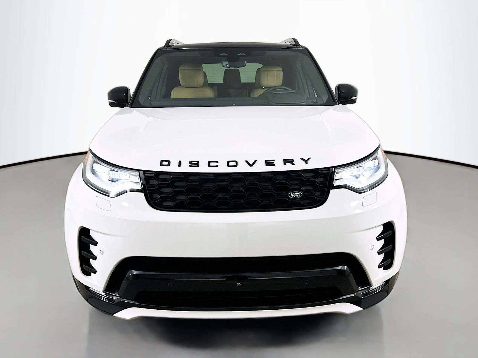 Used 2025 Land Rover Discovery Dynamic SE AWD/4WD image 2