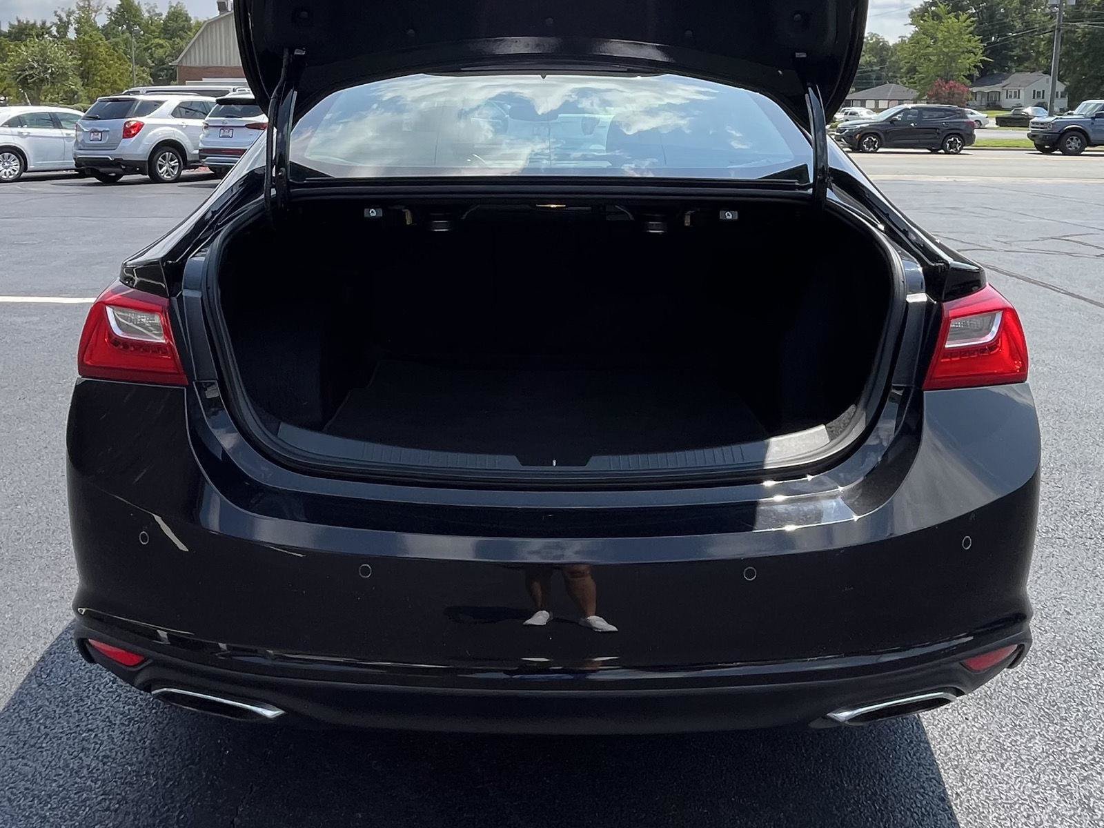 Used 2018 Chevrolet Malibu Premier w/ Premier Sun and Wheel Package FWD image 19