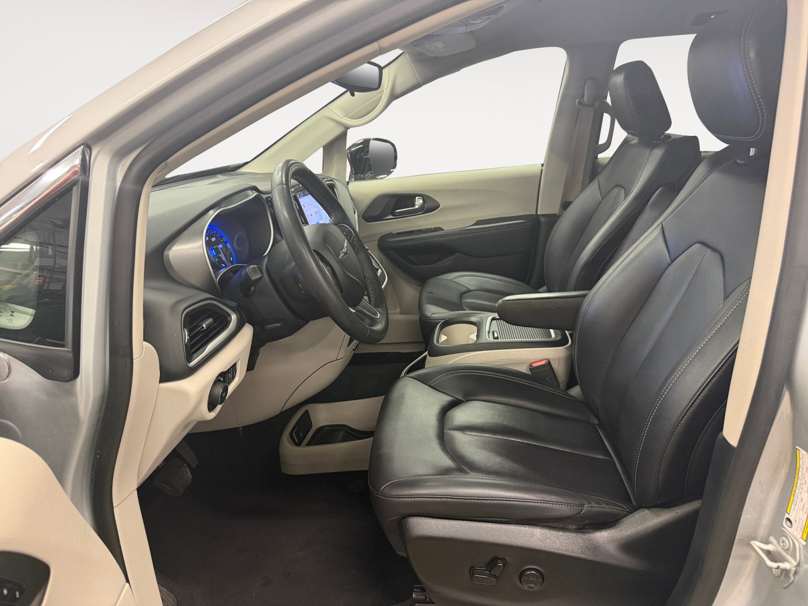Used 2024 Chrysler Pacifica Touring-L FWD image 22