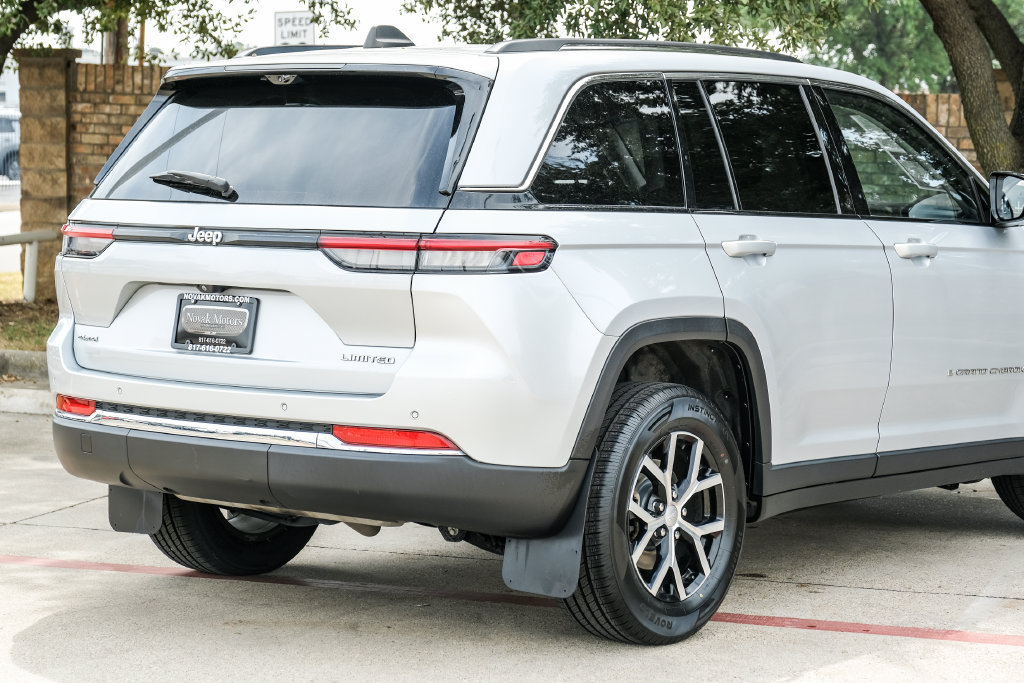 Used 2023 Jeep Grand Cherokee Limited w/ Luxury Tech Group II AWD/4WD image 17