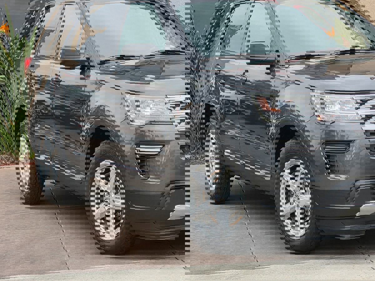 Used 2019 Ford Explorer XLT image 4