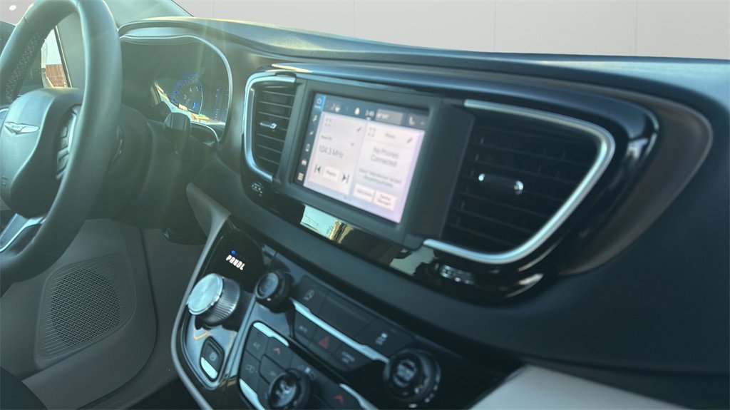Used 2022 Chrysler Voyager LX image 39