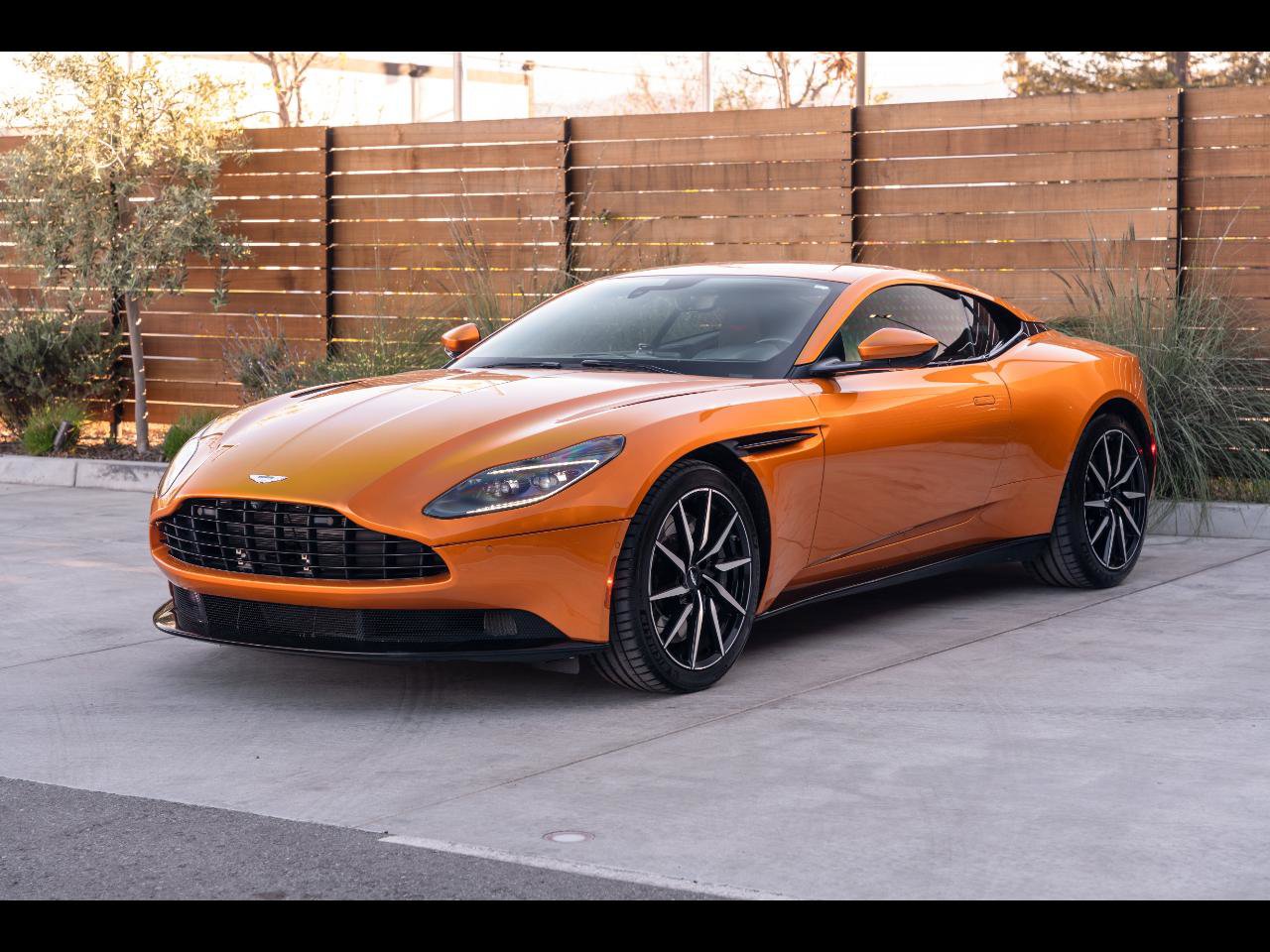 SOLIDO FRANCE. ASTON MARTIN DB4. REF: 111. + Boite. (orangé