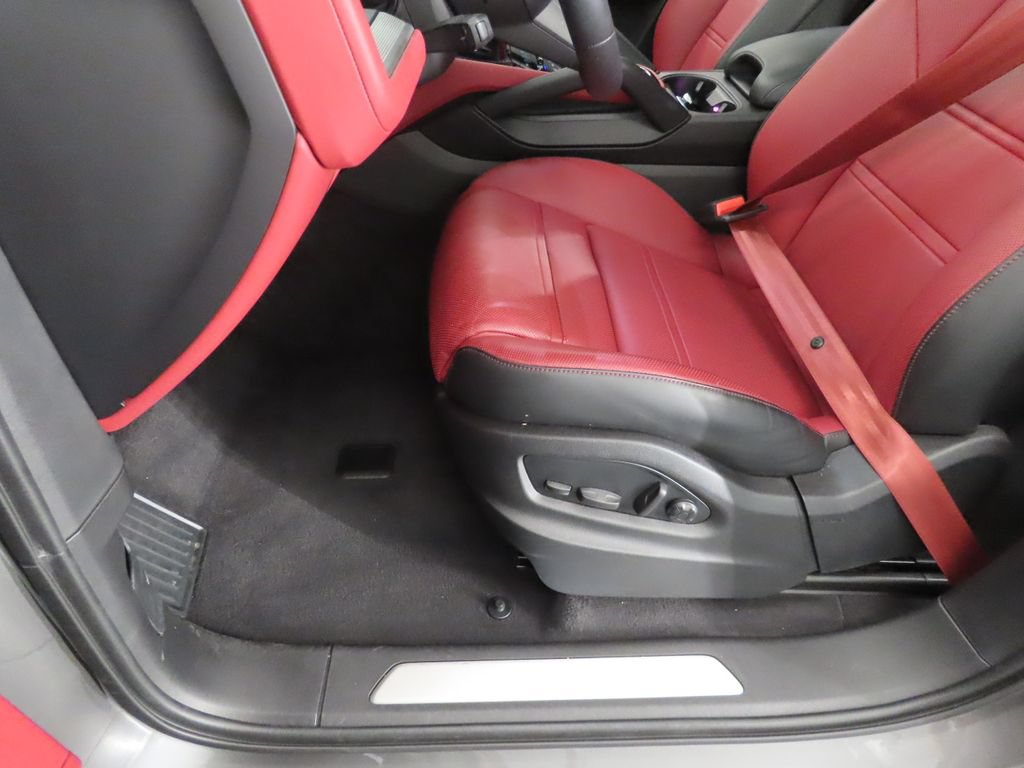 Certified 2026 Porsche Cayenne E-Hybrid Coupe AWD/4WD image 41