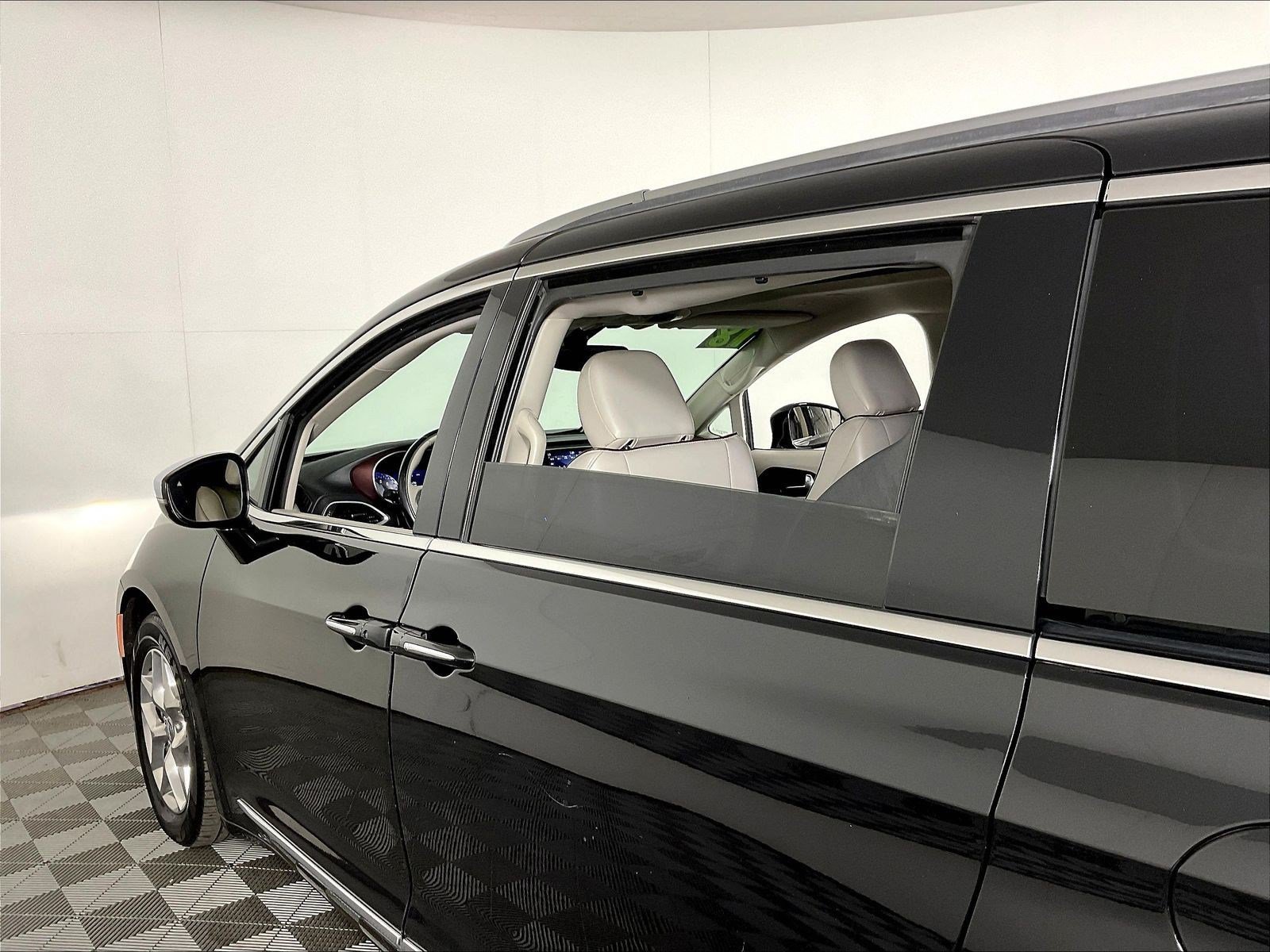 Used 2018 Chrysler Pacifica Limited FWD image 40