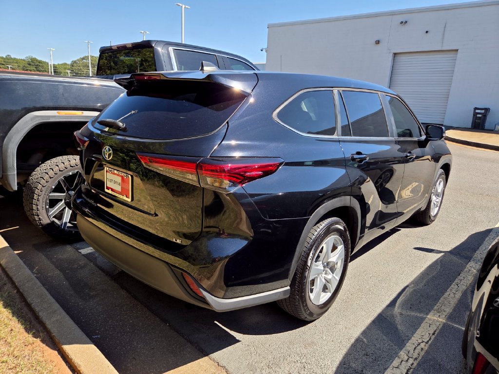 Used 2023 Toyota Highlander LE FWD image 9
