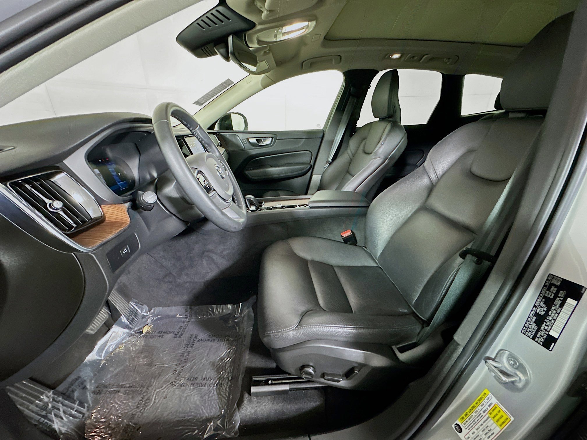 Used 2024 Volvo XC60 B5 Plus image 12