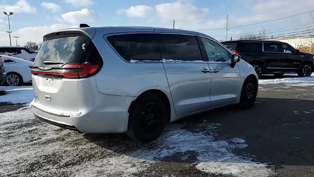 Used 2024 Chrysler Pacifica Touring-L FWD image 8