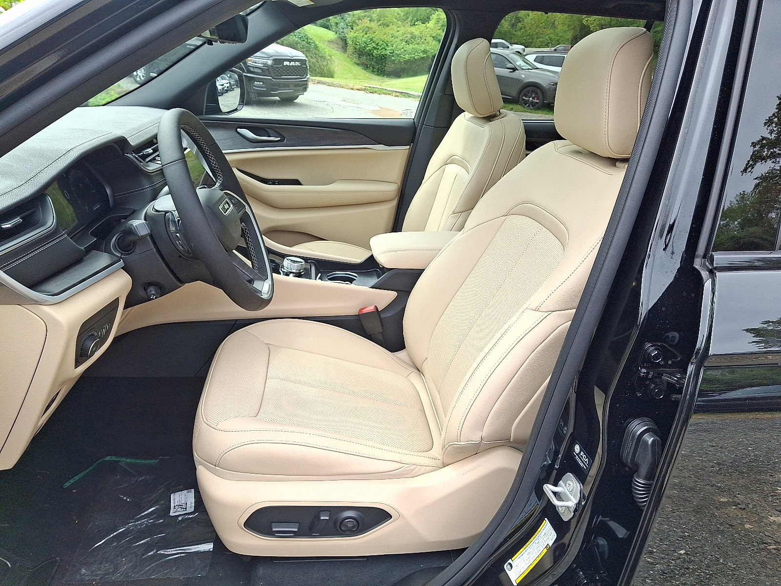 New 2025 Jeep Grand Cherokee Limited w/ Luxury Tech Group II image 10