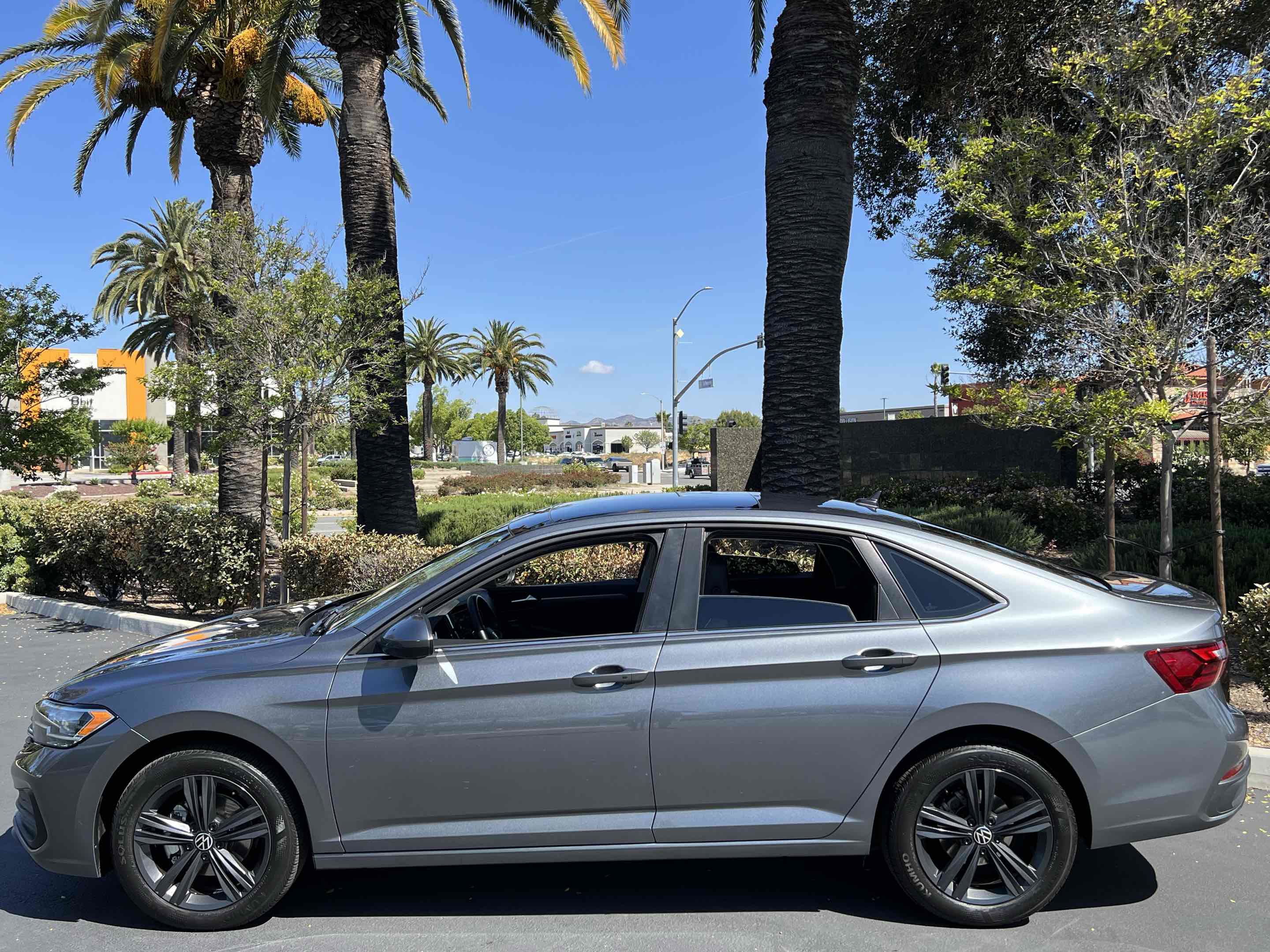 Used 2023 Volkswagen Jetta SE w/ Panoramic Sunroof Package FWD image 16
