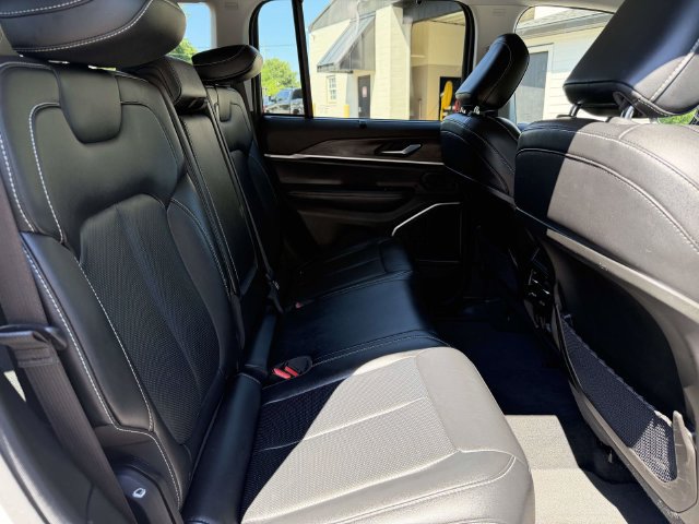 Used 2022 Jeep Grand Cherokee Limited 4xe w/ Luxury Tech Group II AWD/4WD image 13