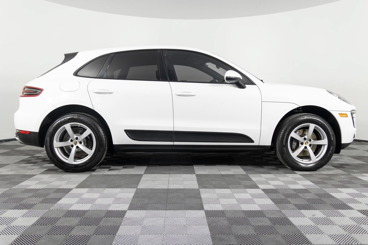 Used 2018 Porsche Macan AWD/4WD image 9