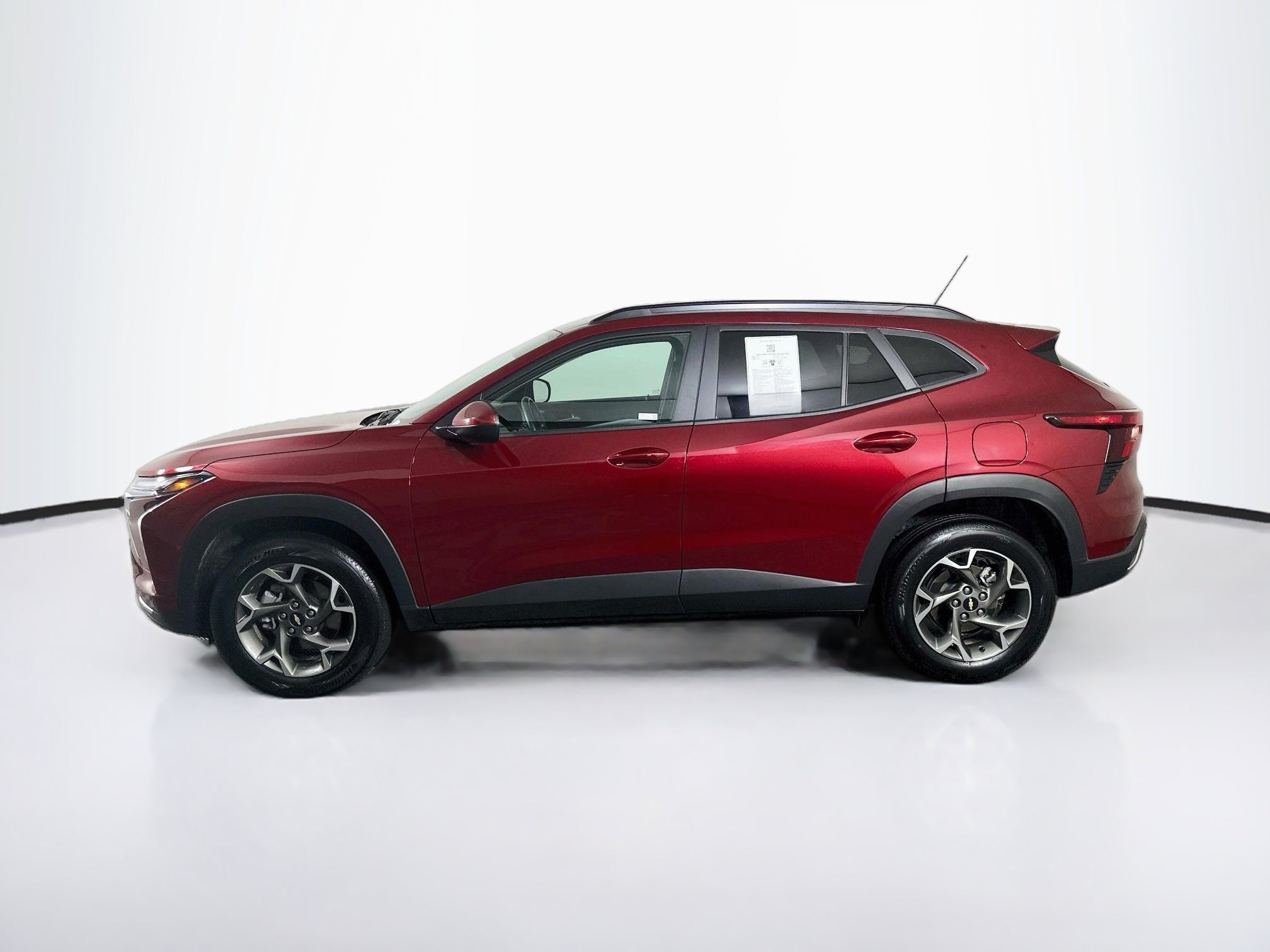 Used 2025 Chevrolet Trax LT w/ LT Convenience Package FWD image 4