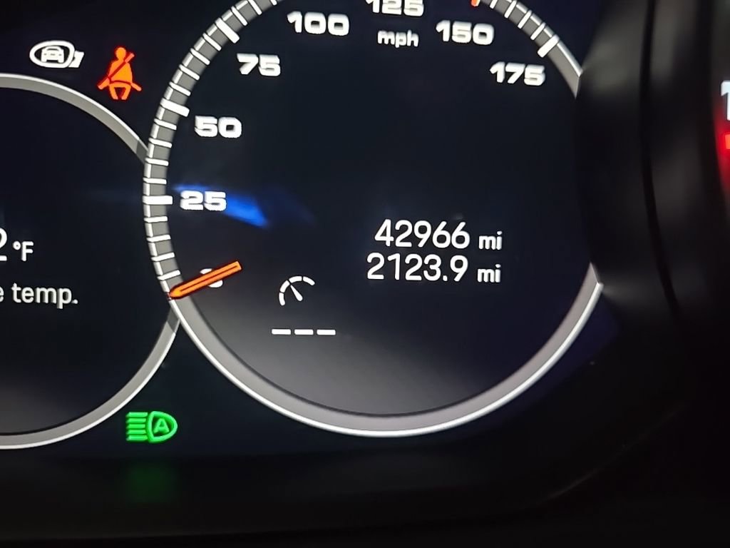 Used 2022 Porsche Cayenne Platinum Edition image 23