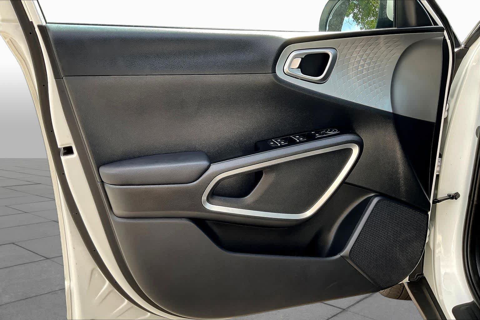 Used 2025 Kia Soul LX w/ LX Technology Package FWD image 21