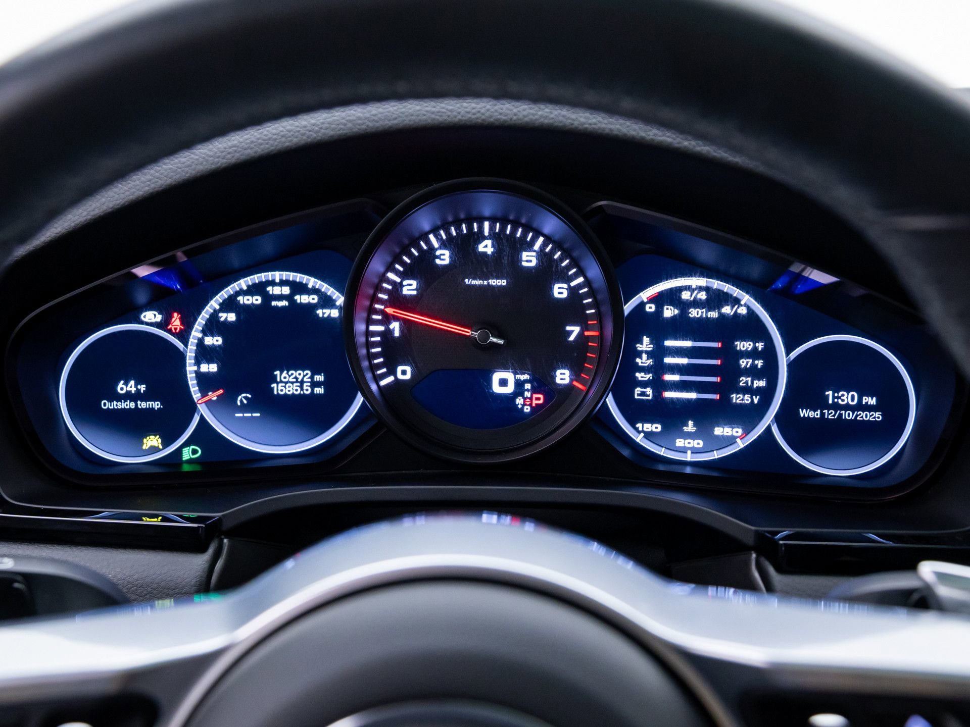 Certified 2023 Porsche Cayenne Platinum Edition image 21